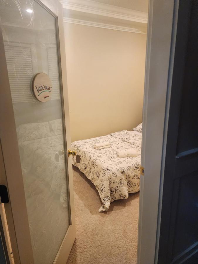Appartamento Harmony Hospitality "Walking Distance To Surrey Central" Esterno foto